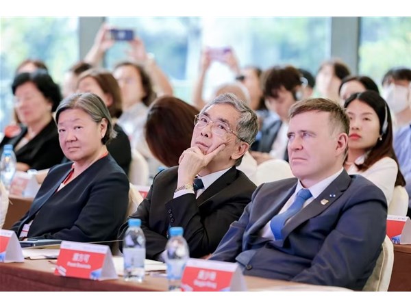 受邀赴港出席《全球经贸变局下的中国增长与湾区机遇》高峰论坛